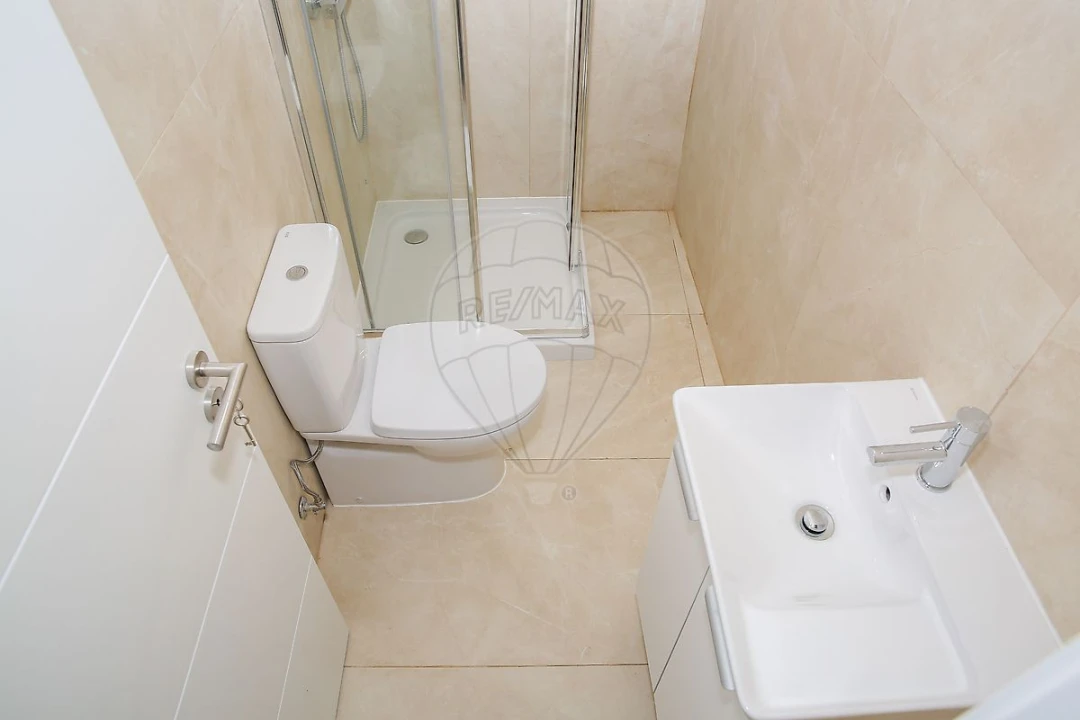 Moradia T1 para Venda em Carvoeira e Carmões Foto 9