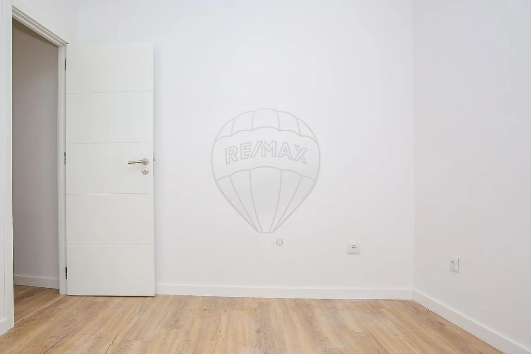 Moradia T1 para Venda em Carvoeira e Carmões Foto 7