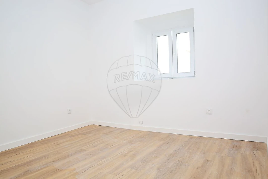 Moradia T1 para Venda em Carvoeira e Carmões Foto 5