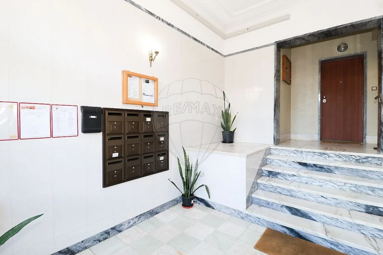 Apartamento T2 para Venda em Agualva e Mira-Sintra Foto 2