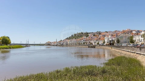 Apartamento T2 para Venda em Santa Maria do Castelo e Santiago e Santa Susana