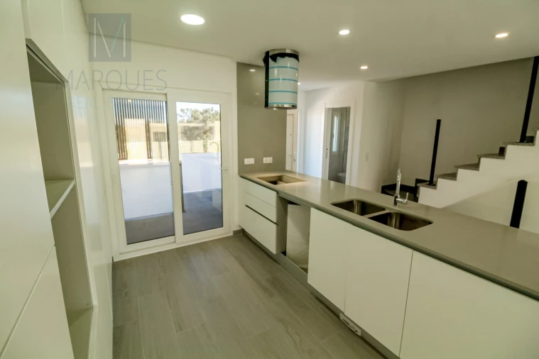 Moradia T4 para Venda em Corroios Foto 4