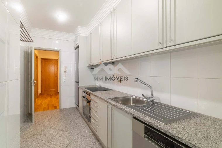 Apartamento T1 para Arrendamento em Lordelo do Ouro e Massarelos Foto 17