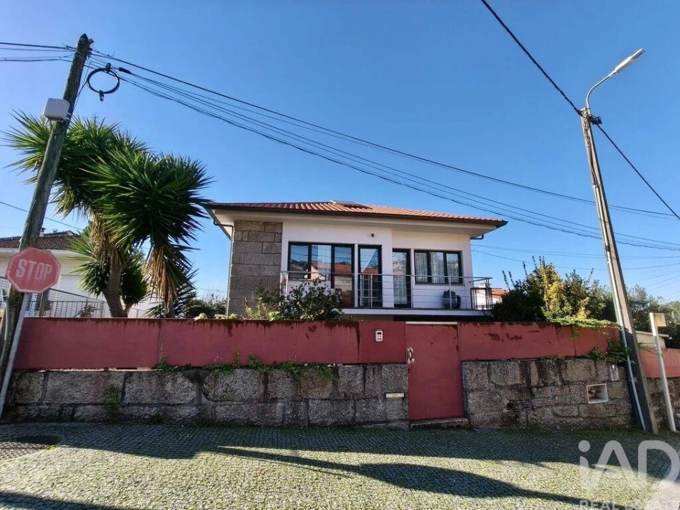 Moradia T3 para Venda em Milheiros Foto 1