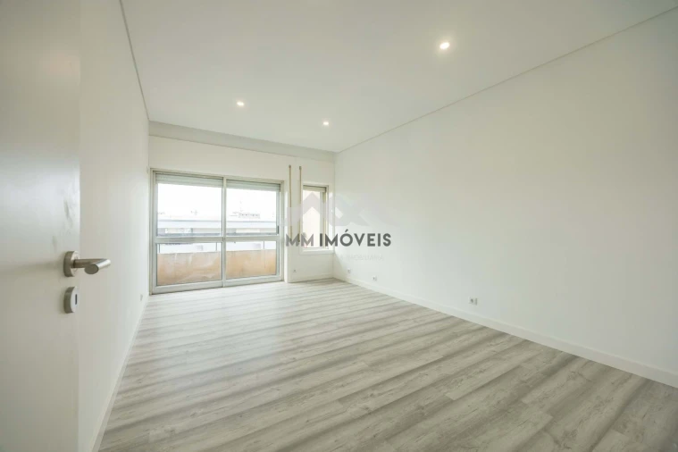 Apartamento T4 para Venda em Santa Marinha Foto 6