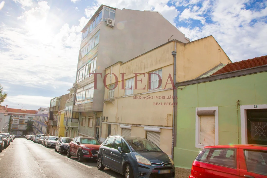 Loja para Venda em Almada, Cova da Piedade, Pragal e Cacilhas Foto 1