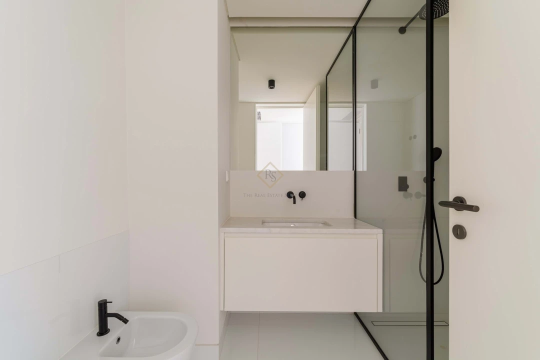 Apartamento T4 para Arrendamento em Santo António Foto 16