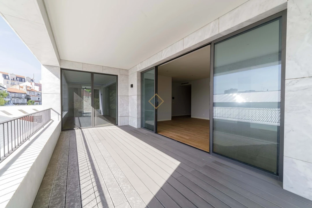 Apartamento T4 para Arrendamento em Santo António Foto 3