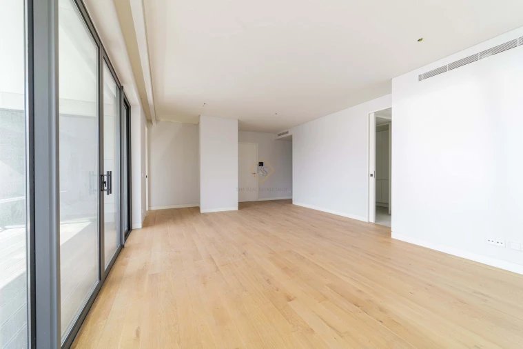 Apartamento T4 para Arrendamento em Santo António Foto 30