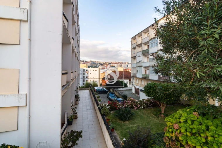 Apartamento T4 para Venda em Santo Antonio dos Olivais Foto 8