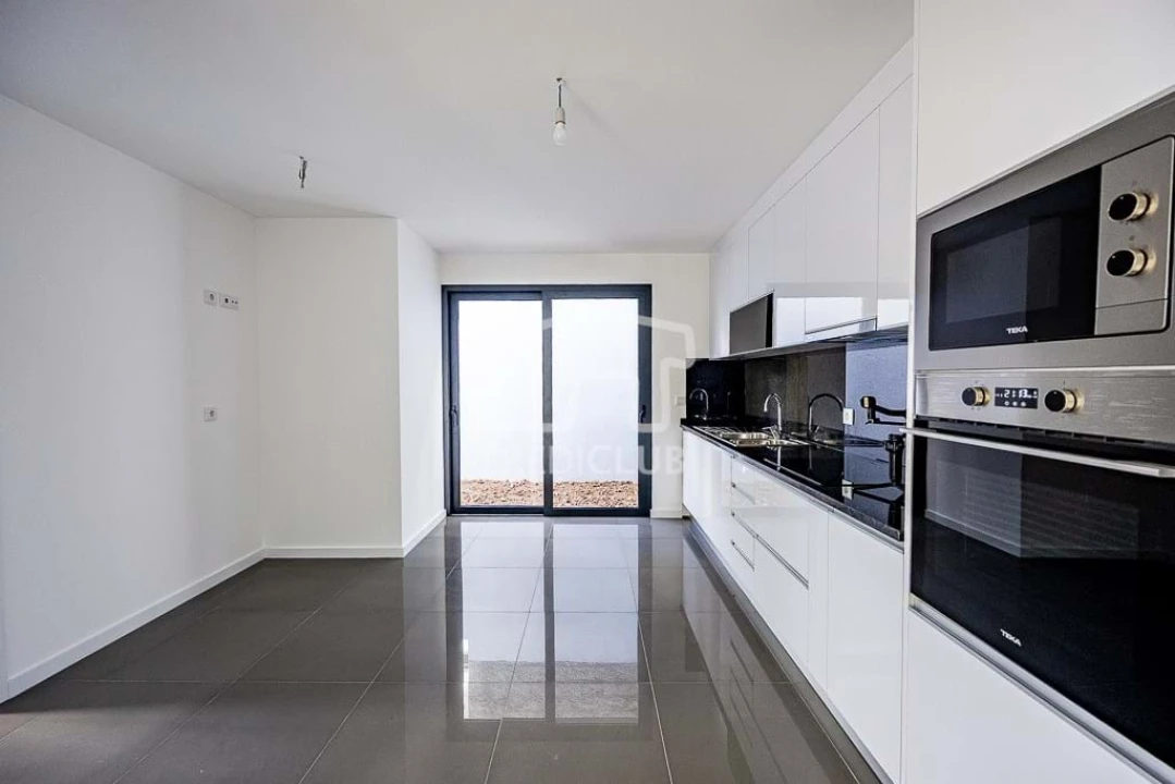 Moradia T3 para Venda em Santo Antonio Foto 2