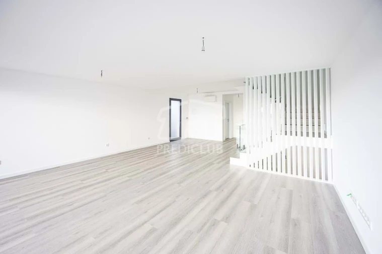 Moradia T3 para Venda em Santo Antonio Foto 5