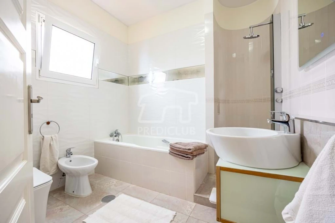 Moradia T6 para Venda em Caniço Foto 16