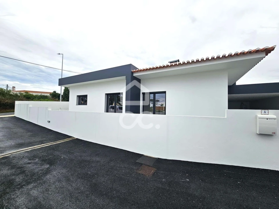 Moradia T4 para Venda em Santo Isidoro Foto 1