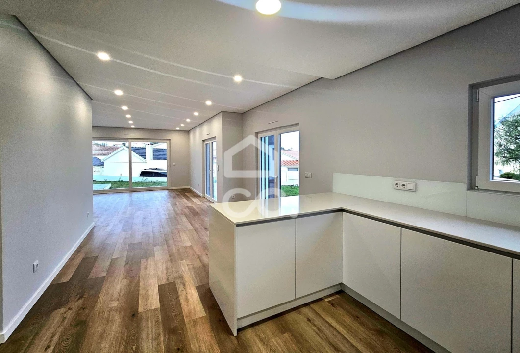 Moradia T4 para Venda em Santo Isidoro Foto 12