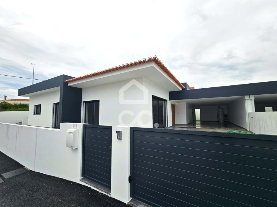 Moradia T4 para Venda em Santo Isidoro Foto 2