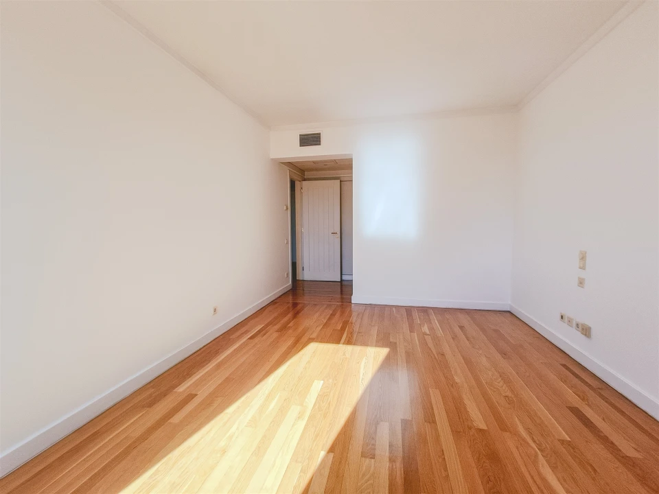 Apartamento T3 para Arrendamento em Santo António Foto 21