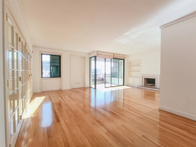 Apartamento T3 para Arrendamento em Santo António Foto 24