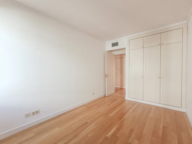 Apartamento T3 para Arrendamento em Santo António Foto 23