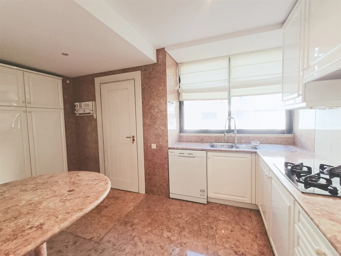 Apartamento T3 para Arrendamento em Santo António Foto 11