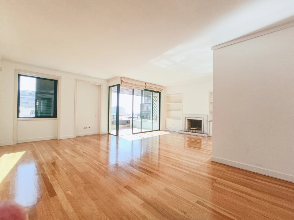 Apartamento T3 para Arrendamento em Santo António Foto 25