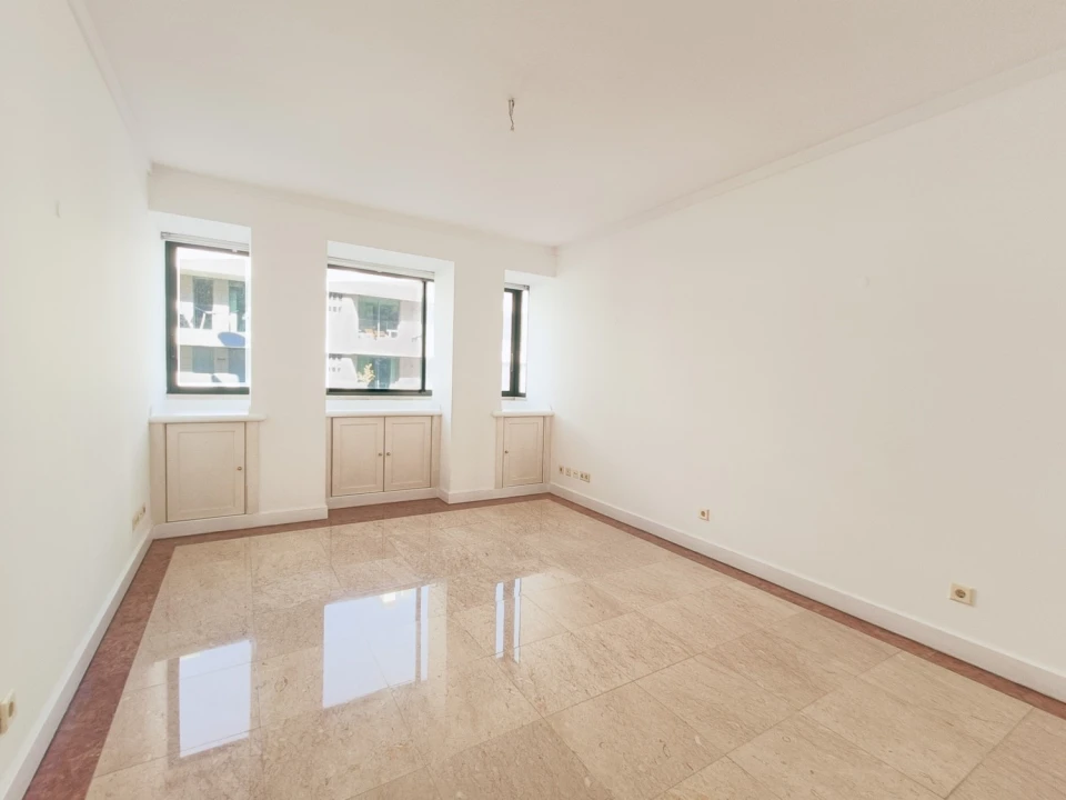 Apartamento T3 para Arrendamento em Santo António Foto 18