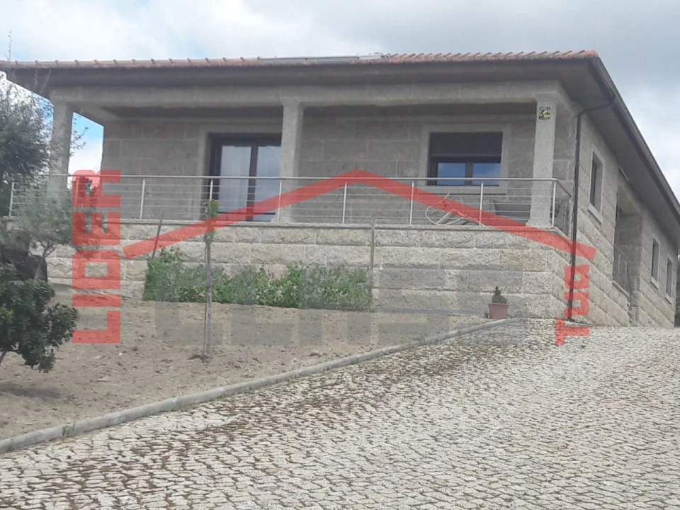 Moradia T3 para Venda em Torre de D. Chama Foto 1