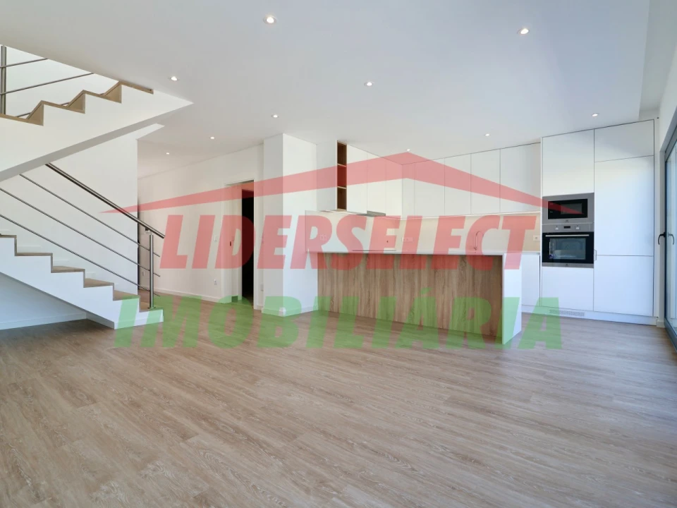 Moradia T3 para Venda em Silveira Foto 4