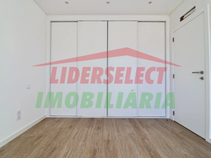 Moradia T3 para Venda em Silveira Foto 24