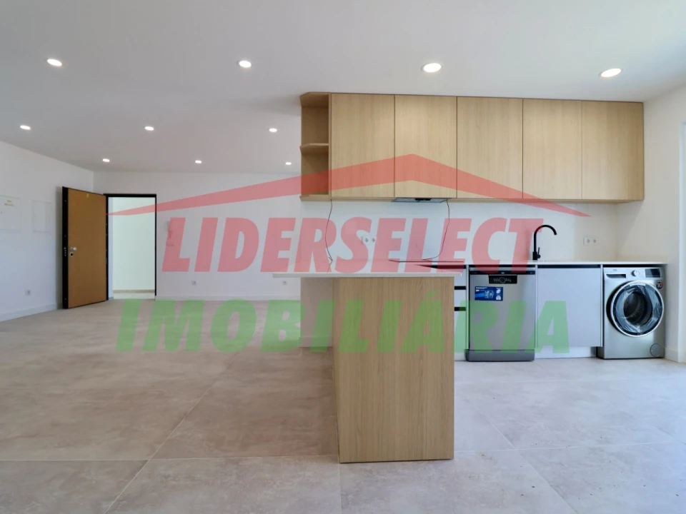 Apartamento T2 para Venda em Santa Maria, São Pedro e Matacães Foto 1