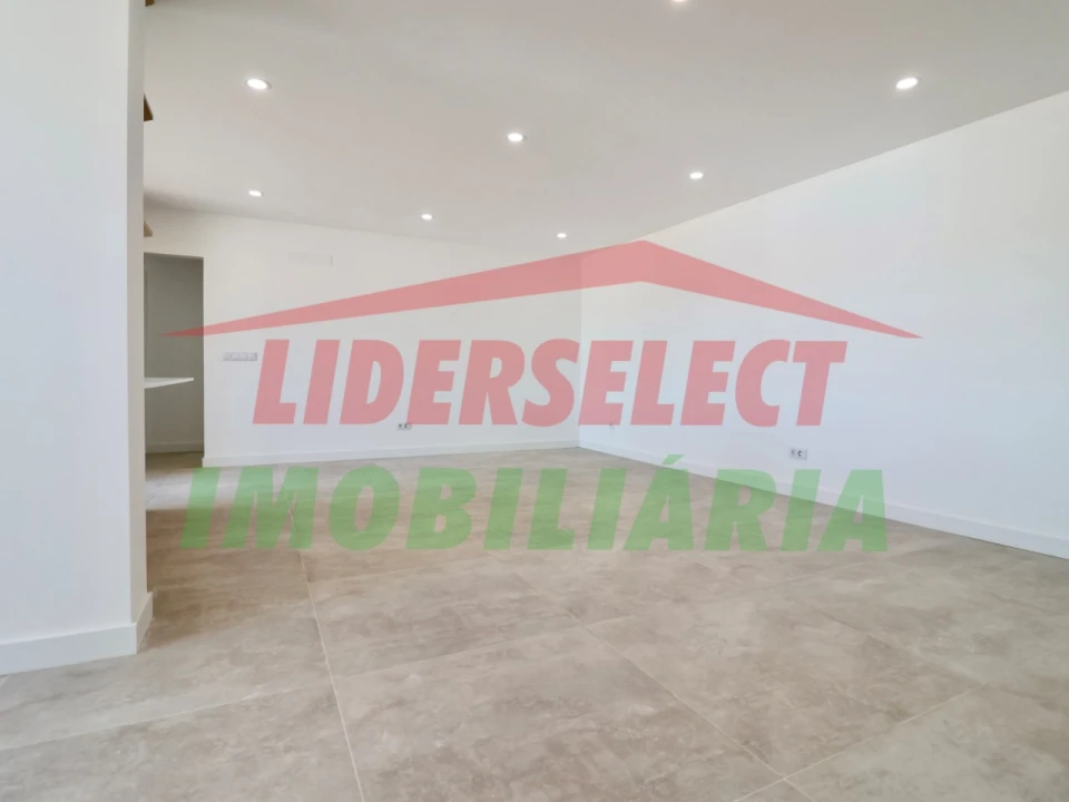 Apartamento T2 para Venda em Santa Maria, São Pedro e Matacães Foto 13