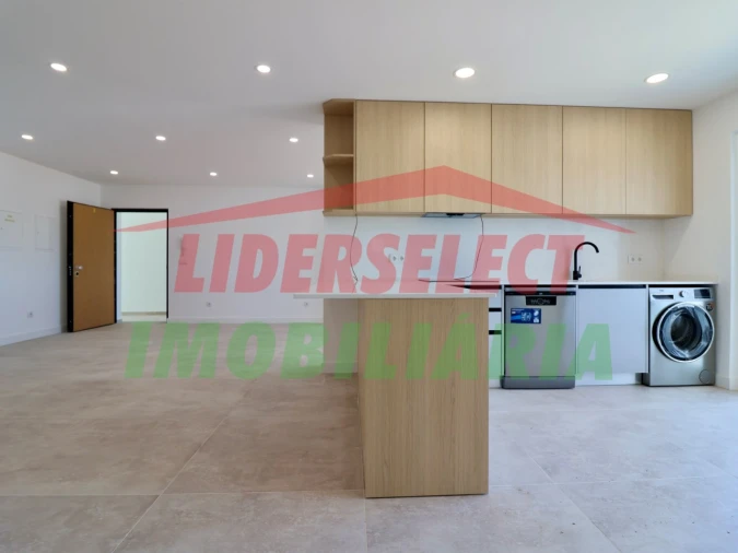 Apartamento T2 para Venda em Santa Maria, São Pedro e Matacães Foto 1