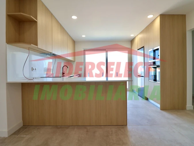 Apartamento T2 para Venda em Santa Maria, São Pedro e Matacães Foto 3