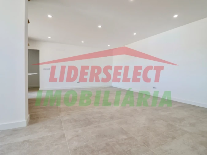 Apartamento T2 para Venda em Santa Maria, São Pedro e Matacães Foto 13