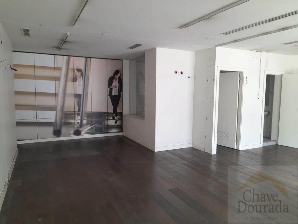 Loja para Arrendamento em Sé Nova, Santa Cruz, Almedina e São Bartolomeu Foto 1