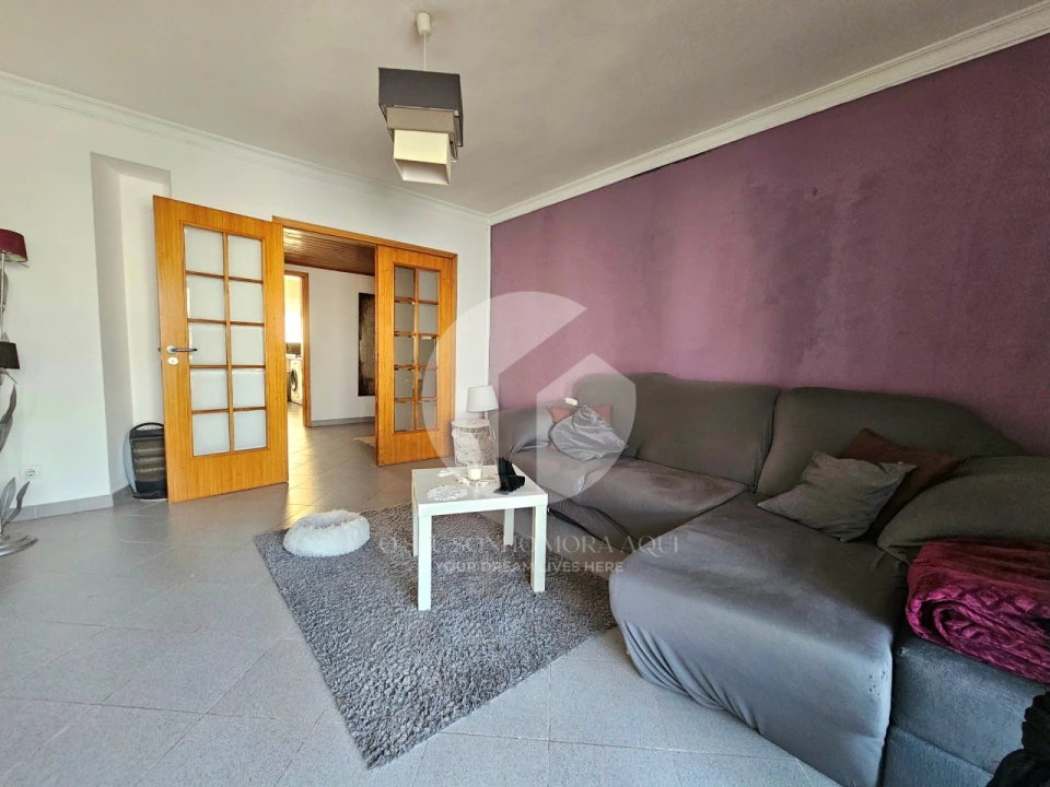 Apartamento T2 para Venda em Quelfes Foto 2