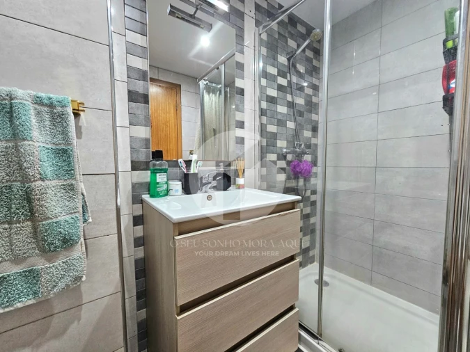 Apartamento T2 para Venda em Quelfes Foto 16