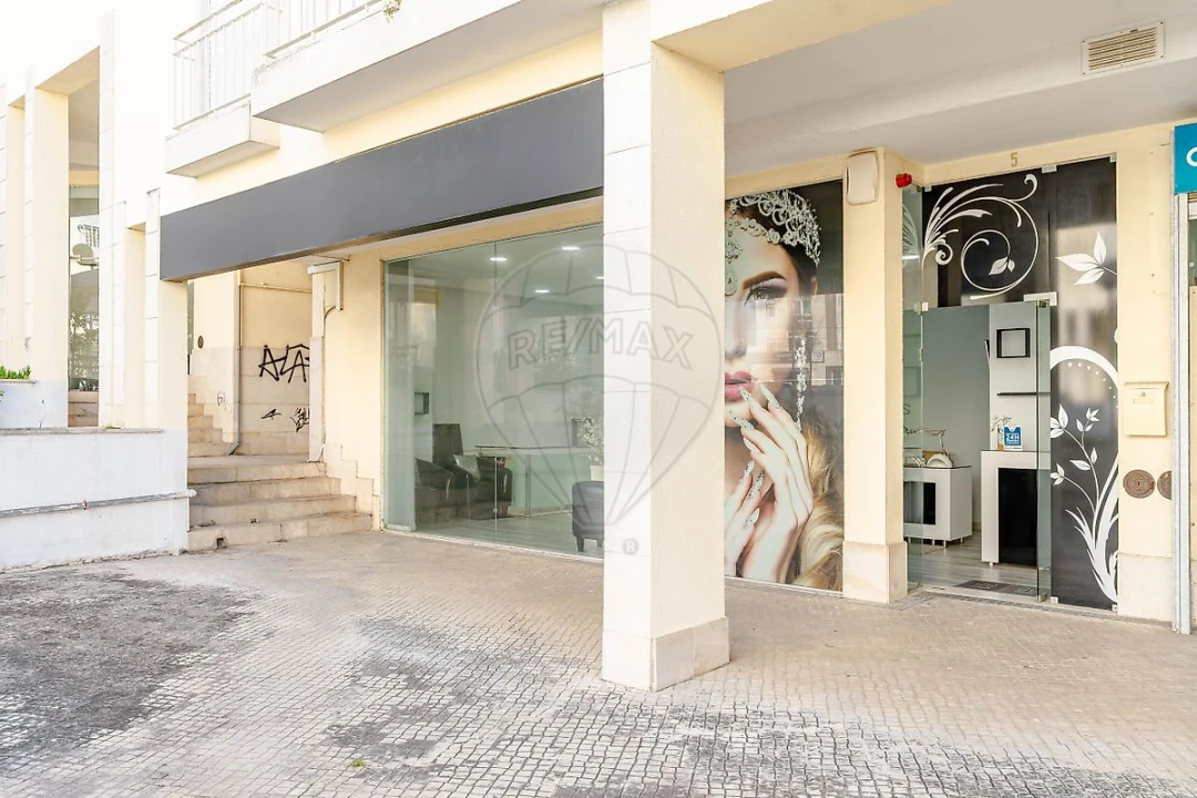 Loja para Arrendamento em Charneca de Caparica e Sobreda Foto 1