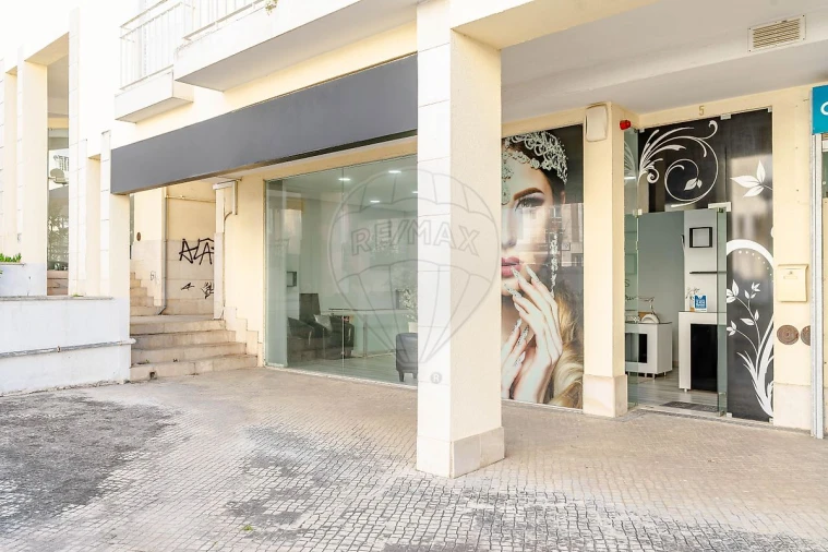 Loja para Arrendamento em Charneca de Caparica e Sobreda Foto 1