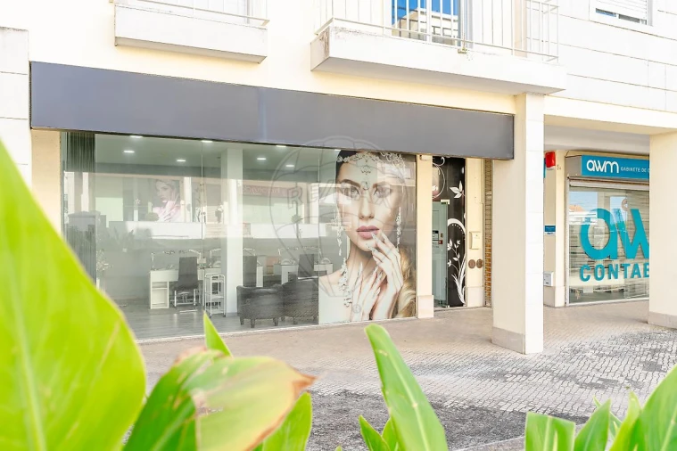 Loja para Arrendamento em Charneca de Caparica e Sobreda Foto 7