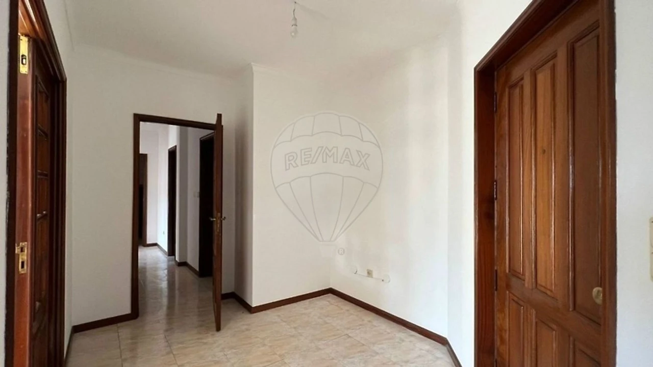 Apartamento T2 para Venda em Vilar de Andorinho Foto 4