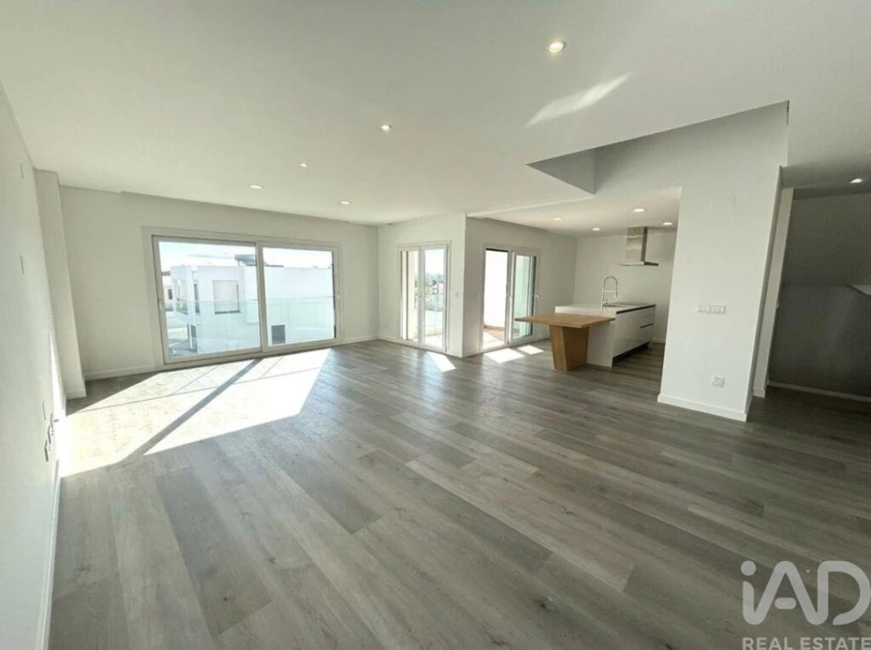 Moradia T4 para Venda em Corroios Foto 2