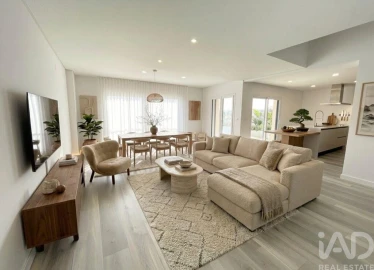 Moradia T4 para Venda em Corroios