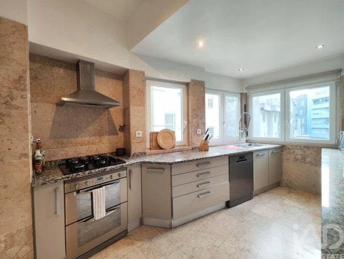 Apartamento T4 para Arrendamento em Avenidas Novas Foto 12