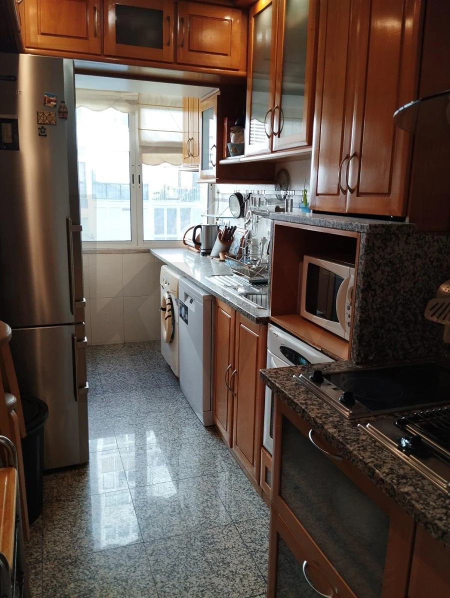 Apartamento T3 para Arrendamento em São Domingos de Benfica Foto 4