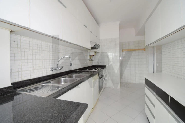 Apartamento T2 para Arrendamento em Algés, Linda-A-Velha e Cruz Quebrada-Dafundo Foto 10