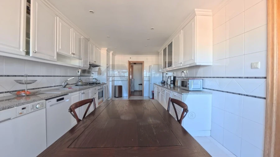 Apartamento T2 para Arrendamento em Campolide Foto 32