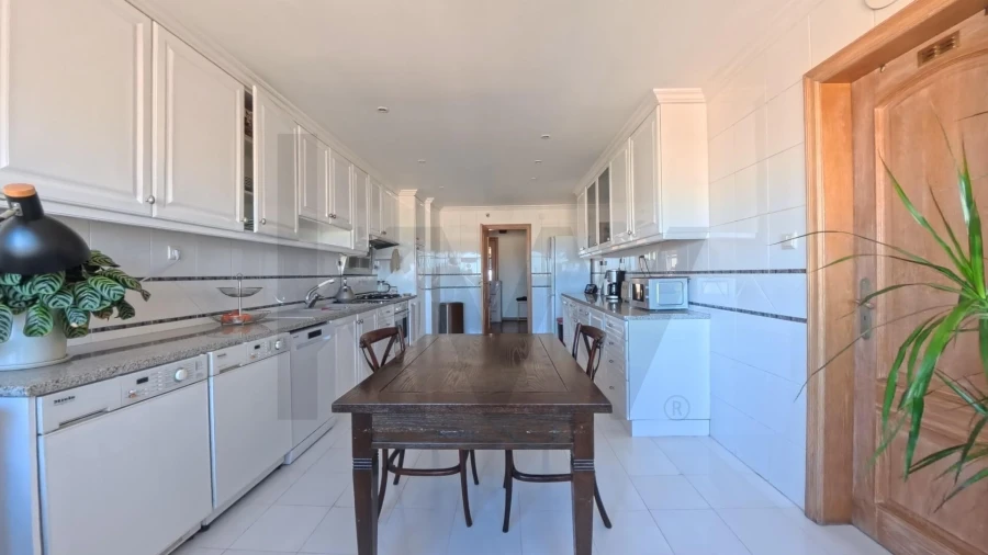 Apartamento T2 para Arrendamento em Campolide Foto 30