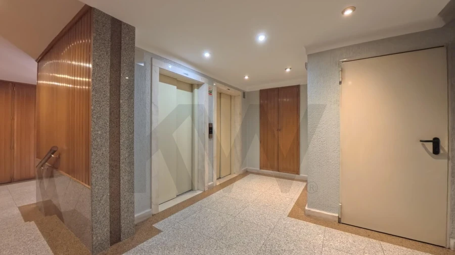 Apartamento T2 para Arrendamento em Campolide Foto 4