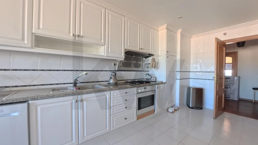 Apartamento T2 para Arrendamento em Campolide Foto 29